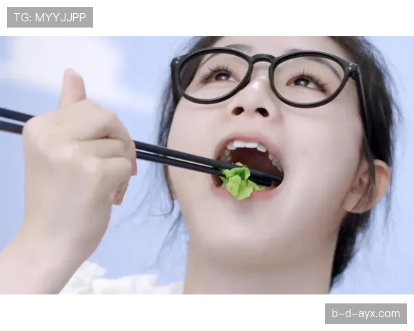 史梦瑶训练完随手啃个苹果，这自律程度我直接看呆了